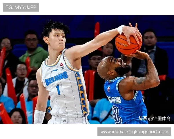 北京曾凡博三分连中，首钢领先扩大